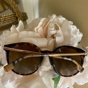 Brand new 🔥Burberry polarized sunglasses 🕶🔥